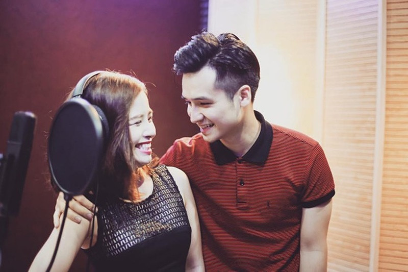 Hà Anh rất chiều chuộng Dương Hoàng Yến. Năm 2016, nam ca sĩ mạnh tay chi gần 2 tỷ đồng để mua tặng bạn gái một xế hộp màu đỏ nhân dịp nữ ca sĩ đón tuổi mới. Ảnh: FBNV.