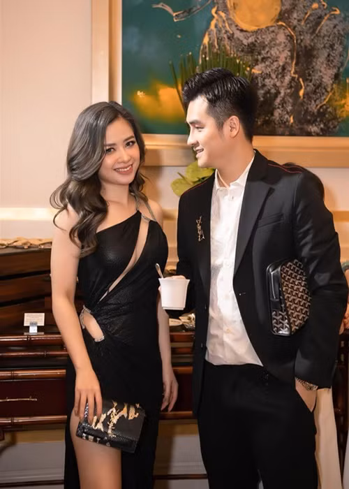 Mới đây, trong cuộc phỏng vấn với Vietnamnet, Hà Anh cho biết, anh đang theo đuổi lại Dương Hoàng Yến. "Sau thời gian lắng lại, Yến cho tôi vào danh sách những người xếp hàng theo đuổi cô ấy. Tôi chấp nhận thôi, chẳng sao cả, mình là chiến binh mà. Đến nay, chúng tôi đang trong tình trạng "trên tình bạn, dưới tình yêu", Hà Anh nói. Ảnh: Vietnamnet.