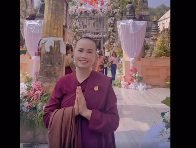 Trên trang cá nhân, nữ diễn viên phim Về nhà đi con đăng tải hình ảnh và clip sau khi cạo đầu. Ảnh chụp màn hình.