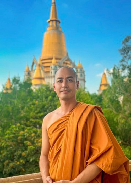 Tháng 8/2023, Phan Anh cạo đầu. Anh tham gia khóa tu tập vì "nhân duyên đến". Phan Anh chia sẻ thêm trên Người Lao Động, anh cũng muốn có những trải nghiệm mới mẻ về cuộc sống của một vị sư, để thấm nhuần và soi rọi bản thân nhiều hơn. Ảnh: FBNV.