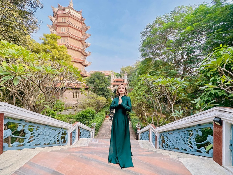 Không chỉ Hoàng Yến, nhiều sao Việt cũng xuống tóc, xuất gia gieo duyên. Ảnh: FBNV.