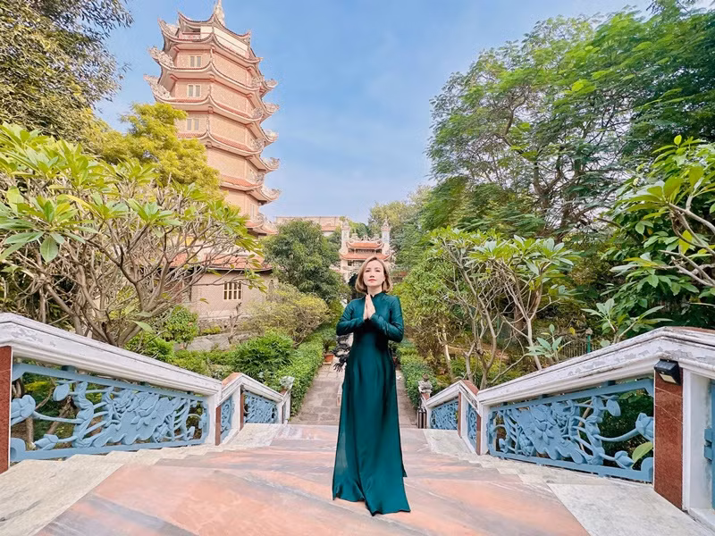 Không chỉ Hoàng Yến, nhiều sao Việt cũng xuống tóc, xuất gia gieo duyên. Ảnh: FBNV.