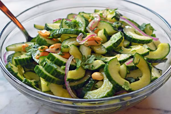 Loai rau “bi kip dep da, tre lau” phu nu Nhat an truoc bua com