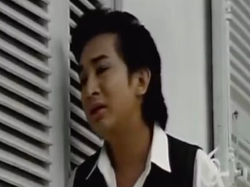 Kim Tử Long còn ca hát. Trong series kinh điển thập niên 1990 Mưa bụi, anh kết hợp với Tài Linh thể hiện các bản nhạc Hoa lời Việt, tân cổ. Kim Tử Long cho hay: “Mưa bụi là kỷ niệm lớn, khán giả rất yêu thích. Một lần tôi ra Hà Nội diễn, khán giả Cung Việt Xô vỗ tay không ngớt. Kết thúc chương trình rất nhiều người tặng tôi tiền, không cầm hết được”. Ảnh: Zing.