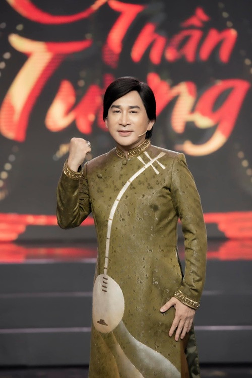 Dân Trí dẫn lời nam nghệ sĩ cải lương: “Gia đình tôi bán căn nhà ở đường Nguyễn Tất Thành. Một tuần sau, có người gọi điện hỏi mua lại căn nhà tôi vừa mua ở đường Nguyễn Tri Phương giá cao hơn. Tôi bán và lời được 10 cây vàng. Tôi mua căn nhà khác giá 110 cây vàng, chuẩn bị xây dựng thì lại có người gọi điện hỏi mua ngay căn ấy với giá 150 cây vàng. Khoảng hơn 1 năm, vô tình tôi trở thành "cò đất", "cò nhà". Thập niên 2000, tôi từng cầm trong tay 1.000 cây vàng". Ảnh: FBNV.