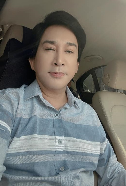 Nam nghệ sĩ khẳng định, anh không hoang phí mà chi tiêu đúng mực. Kim Tử Long cũng không có thói quen ăn chơi, nhậu nhẹt, không la cà quán xá. “Cuộc đời tôi chỉ tốn tiền cho xe hơi, ngoài ra tôi không tốn tiền cho cái gì cả. Có 10 đồng thì tôi cố gắng xài 2 đồng, còn sẽ giữ lại lo cho gia đình”, Kim Tử Long nói. Ảnh: FBNV.