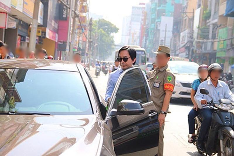 Nam nghệ sĩ thay đến 30 xe hơi. “Tôi lúc nào cũng chỉ có một chiếc xe nhưng mà tôi đổi hoài. Hiện, tôi đang đi xe "Mẹc". Từ trước đến giờ, chắc tôi phải đổi xe đến 30 cái, đủ loại”, Kim Tử Long chia sẻ trên Tổ Quốc. Ảnh: Thế Giới Trẻ.