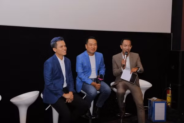 Ngoài Kẻ ăn hồn, Trần Hữu Tấn (giữa) và Hoàng Quân (ngoài cùng bên trái) còn cùng thực hiện loạt phim kinh dị như: Tết ở làng Địa Ngục (2023), Chuyện ma gần nhà (2022), Rừng thế mạng (2021), Bắc kim thang (2019). Ảnh: Mực Tím.