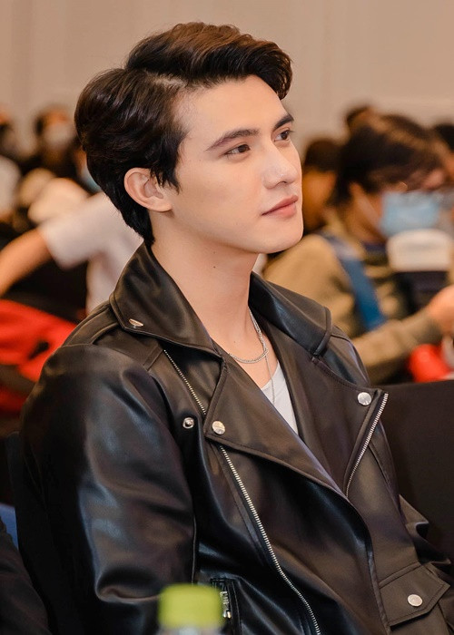 Trần Ngọc Vàng sở hữu ngoại hình điển trai, lịch lãm. Ảnh: FBNV.