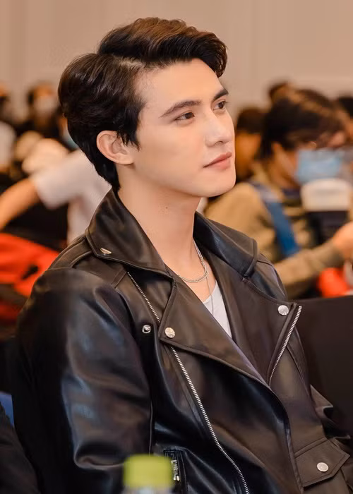 Trần Ngọc Vàng sở hữu ngoại hình điển trai, lịch lãm. Ảnh: FBNV.