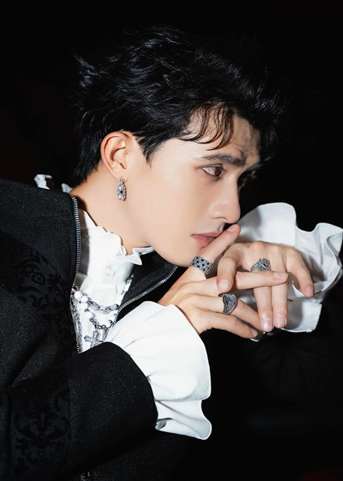 Nam diễn viên sinh năm 1998 từng bị đánh giá không hợp vai trong phim Trên bàn nhậu dưới bàn mưu vì ngoại hình thư sinh. Ảnh: FBNV.