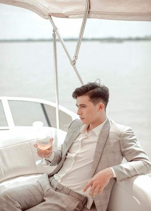 Anh giữ thói quen tập thể dục, chơi thể thao, ngủ sớm và ăn uống đủ chất. Ảnh: FBNV.