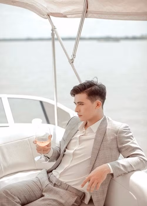 Anh giữ thói quen tập thể dục, chơi thể thao, ngủ sớm và ăn uống đủ chất. Ảnh: FBNV.