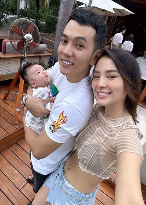 Phương Trinh Jolie cũng là mỹ nhân Việt lấy lại dáng thần tốc sau sinh nở. Cô giảm 15 kg trong 40 ngày nhờ ăn uống hợp lý.