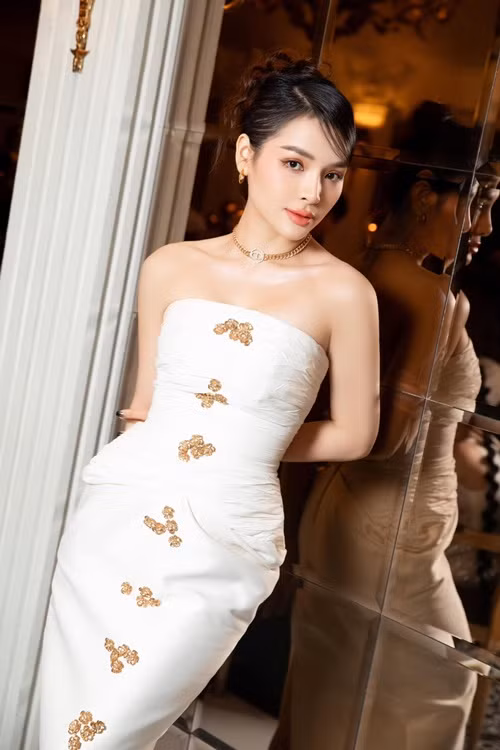 Bà xã Lý Bình khoe vóc dáng thon gọn hồi tháng 12/2023.