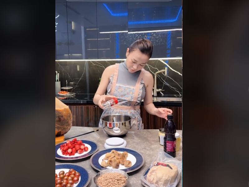 Mới đây, trên trang cá nhân Tik Tok, Phương Oanh đăng tải clip nấu ăn. Nữ diễn viên chia sẻ, cô mất hơn 4 tiếng để làm một món ăn. Ảnh chụp màn hình.