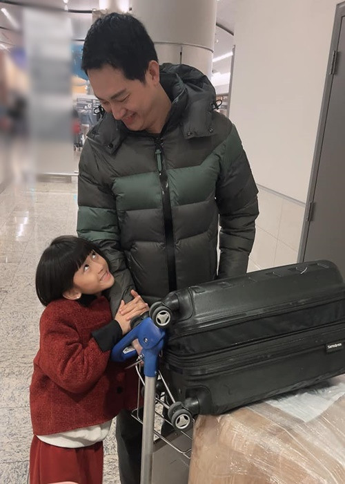 Trước đó, chồng Trang Trần - Louis Trần định cư ở Mỹ còn cựu người mẫu và con gái sống ở Việt Nam. Thi thoảng, Louis Trần về nước thăm vợ con.