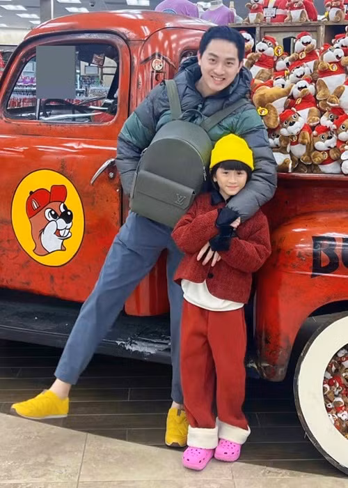 Con gái Trang Trần vui mừng khi đoàn tụ với bố.