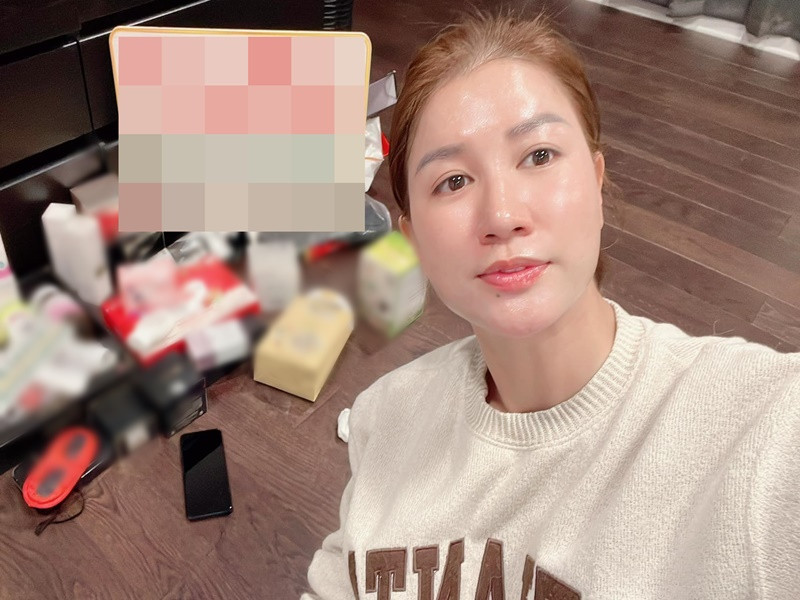 Trang Trần hài hước chia sẻ, cô được chồng nuôi. "Cuộc sống của mẹ sẽ buồn năm mươi phần nhưng lại được bù đắp vì có ba con nuôi mẹ. Mẹ không phải đi làm. Cứ ăn bám chồng thôi. Thử cảm giác ăn bám, mai ngửa tay xin chồng tiền mua đồ coi sao”, Trang Trần nhắn nhủ con gái.