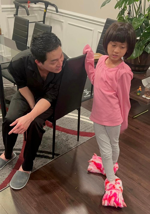 Trang Trần cho biết, con gái cô bắt đầu một hành trình mới đủ cả ba lẫn mẹ và sự chăm sóc cẩn thận nhất của bà nội.