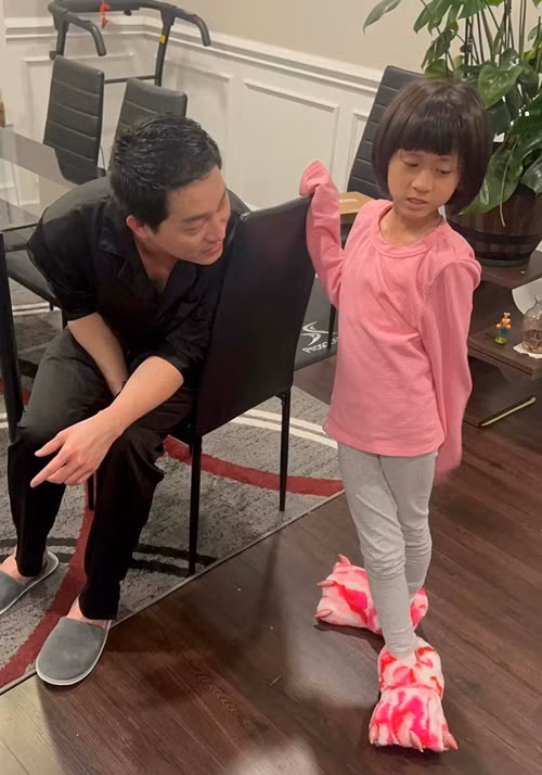 Trang Trần cho biết, con gái cô bắt đầu một hành trình mới đủ cả ba lẫn mẹ và sự chăm sóc cẩn thận nhất của bà nội.