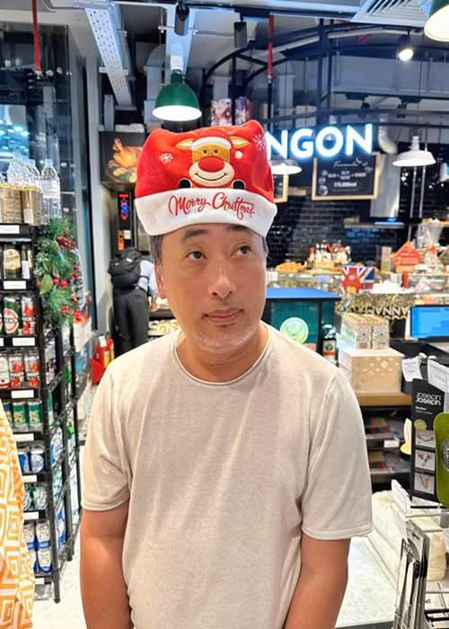 Cách đây ít ngày, Bùi Lan Hương gửi lời chúc mừng sinh nhật đến đạo diễn Quang Dũng đồng thời đăng tải hình ảnh bạn trai. "Chúc mừng sinh nhật cụ Rùa. Vậy mà ổng cũng chịu đứng yên cho mình chụp nữa quá trời cam chịu rồi”, cô viết. Ảnh: FBNV.