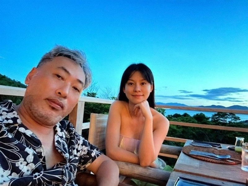 Theo Tiền Phong, Nguyễn Quang Dũng gặp Bùi Lan Hương khi cô thu âm ca khúc nhạc phim điện ảnh Tiệc trăng máu. Nam đạo diễn "say nắng" nữ ca sĩ bởi cô vừa giỏi lại đẹp. Ảnh: FBNV.