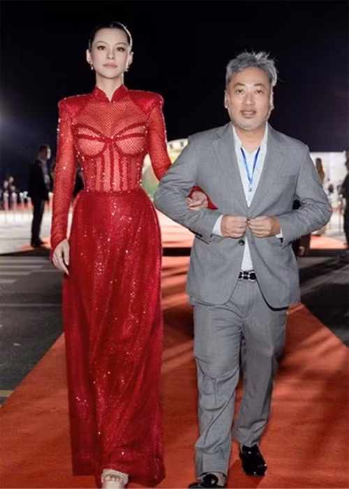 Nói về khoảng cách tuổi tác với đạo diễn Nguyễn Quang Dũng, Bùi Lan Hương cho hay: "Tuổi ít cũng được, nhiều cũng được, miễn là con người đó khắc sẽ đẹp. Ngược lại nếu người khác, có đúng số tuổi đó cũng chưa chắc đã phù hợp". Ảnh: Tổ Quốc.