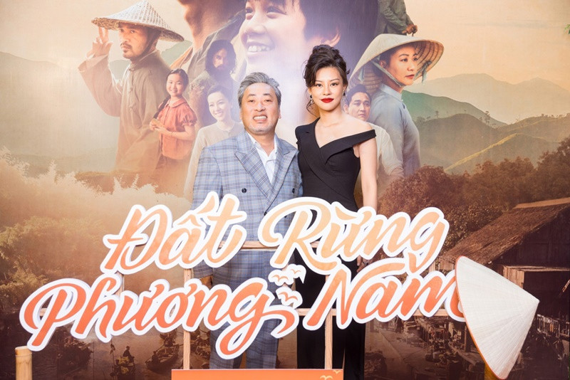 Tại một sự kiện, đạo diễn phim Đất rừng phương Nam nhiều lần gọi to "vợ ơi" khi không thấy bạn gái. Ảnh: Vietnamnet.