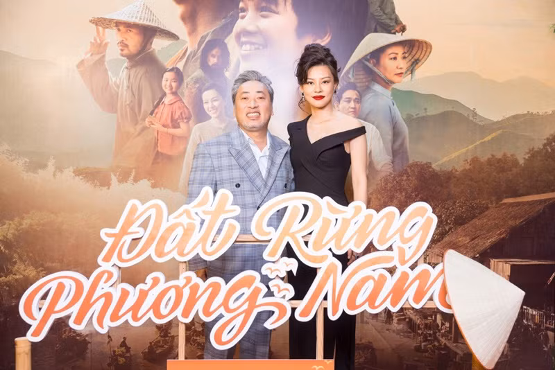 Tại một sự kiện, đạo diễn phim Đất rừng phương Nam nhiều lần gọi to "vợ ơi" khi không thấy bạn gái. Ảnh: Vietnamnet.