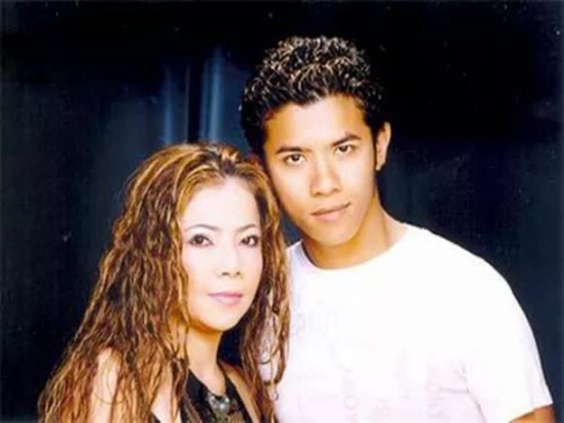 Kasim Hoàng Vũ là con trai của nữ hoàng nhạc rock một thời Bích Phương và một người đàn ông Ai Cập. Trong ảnh, Kasim Hoàng Vũ bên mẹ ruột ngày còn trẻ. Ảnh: Người Đưa Tin.