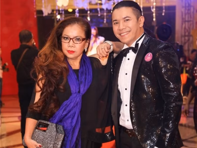 Về việc giữ cát-sê của Kasim Hoàng Vũ, ca sĩ Bích Phương chia sẻ: "Ông con mình đi diễn về hay để tiền trên bàn. Mẹ con chúng tôi đã quy ước với nhau rằng, tiền cát-xê con muốn xài gì thì xài, còn tiền mà con đã trích ra để trên bàn là mẹ sẽ giữ. Để tái đầu tư cho nghề, từ tiền quần áo phục trang đến làm nhạc và hàng chục thứ khác". Ảnh: Người Đưa Tin.