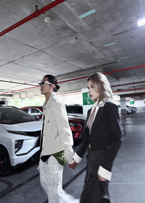 Sau khi công khai mối quan hệ vào tháng 6/2023, Quang Đăng và bạn gái sánh đôi tình tứ tại các sự kiện.