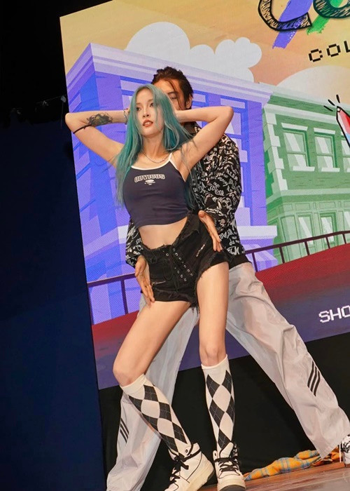 Quang Đăng và Yee Pink nhảy ngẫu hứng tại sự kiện kỷ niệm 3 năm ra mắt công ty dạy nhảy do Quang Đăng thành lập.