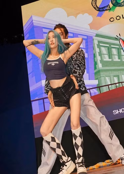 Quang Đăng và Yee Pink nhảy ngẫu hứng tại sự kiện kỷ niệm 3 năm ra mắt công ty dạy nhảy do Quang Đăng thành lập.