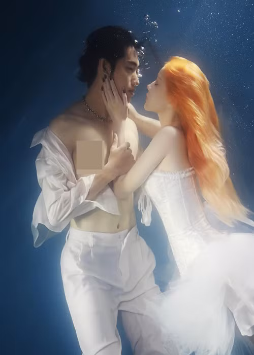 Cả hai có những cử chỉ ngọt ngào dành cho nhau khi chụp ảnh nghệ thuật.