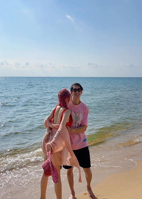 Quang Đăng quen Yee Pink khi sang Bắc Kinh (Trung Quốc) dạy vũ đạo. Đến nay, cả hai hẹn hò được 4 năm.