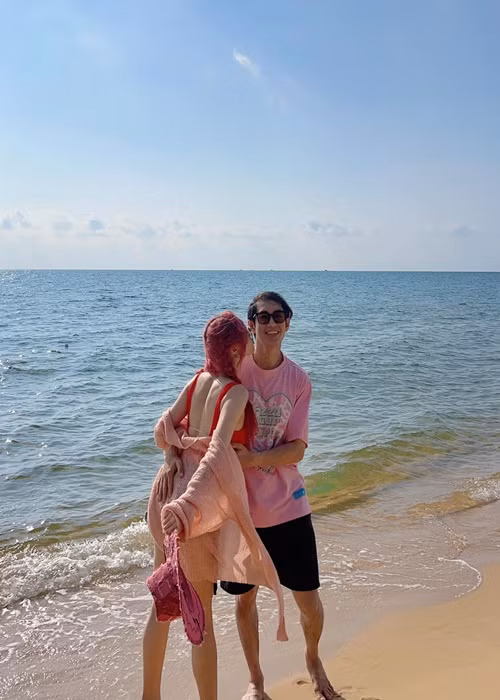 Quang Đăng quen Yee Pink khi sang Bắc Kinh (Trung Quốc) dạy vũ đạo. Đến nay, cả hai hẹn hò được 4 năm.