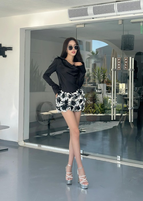 Ở đấu trường nhan sắc quốc tế, Ngọc Hằng thường lựa chọn trang phục tôn đôi chân dài. Ảnh: FBNV.