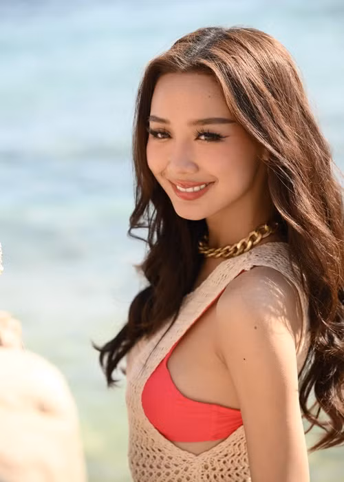 Bảo Ngọc liên tục khoe dáng gợi cảm khi chuẩn bị kết thúc nhiệm kỳ. Ảnh: FBNV.