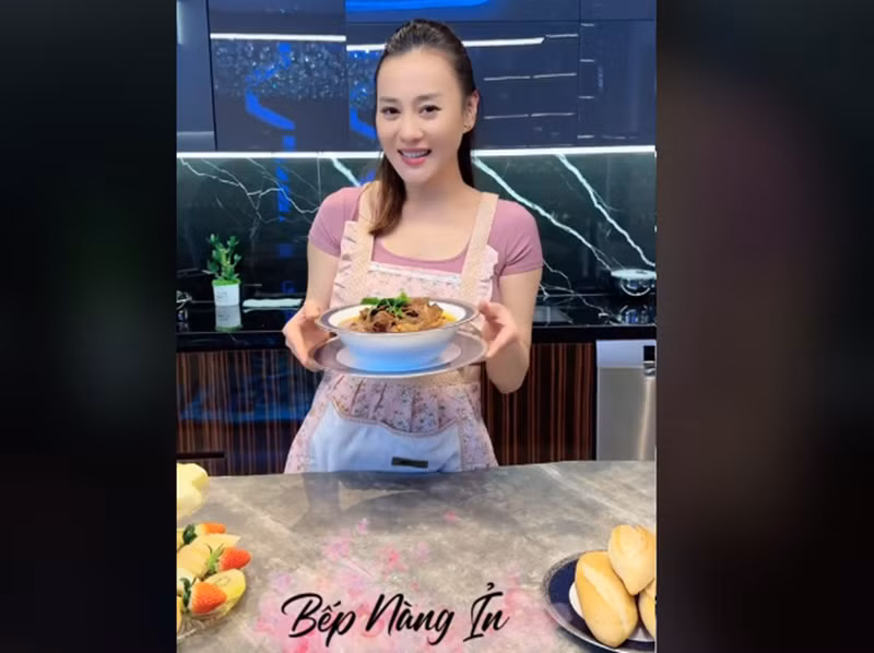 Nữ diễn viên rạng rỡ, xinh đẹp khi vào bếp.