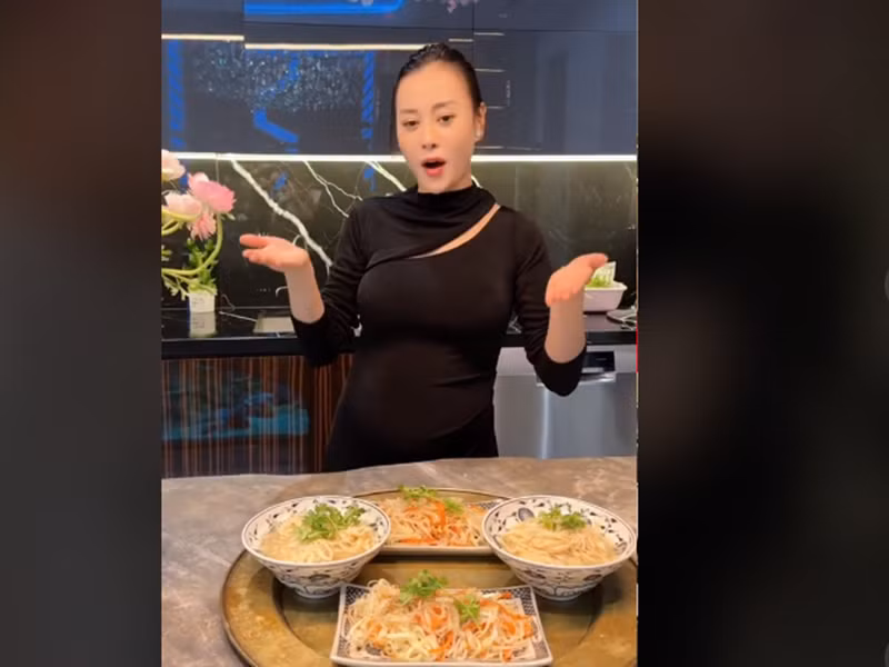 Phương Oanh đam mê nấu ăn, chuẩn vợ đảm.