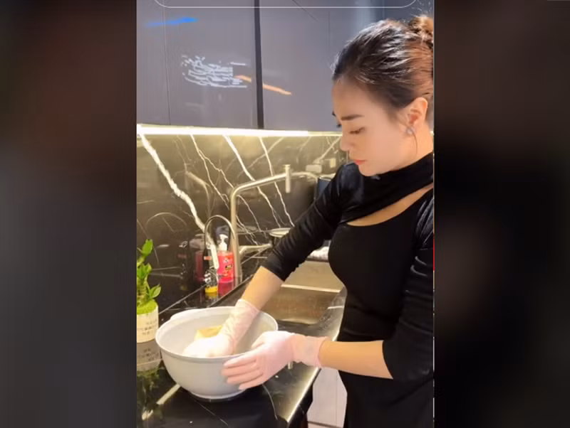 Nữ diễn viên phim Hương vị tình thân chia sẻ: "Có ai như nhà Oanh không, vợ nấu chồng đều khen ngon. Niềm động viên tinh thần để chăm vào bếp".