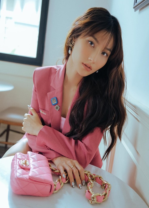 Nữ diễn viên sở hữu nhiều túi xách hàng hiệu. Ảnh: FBNV.