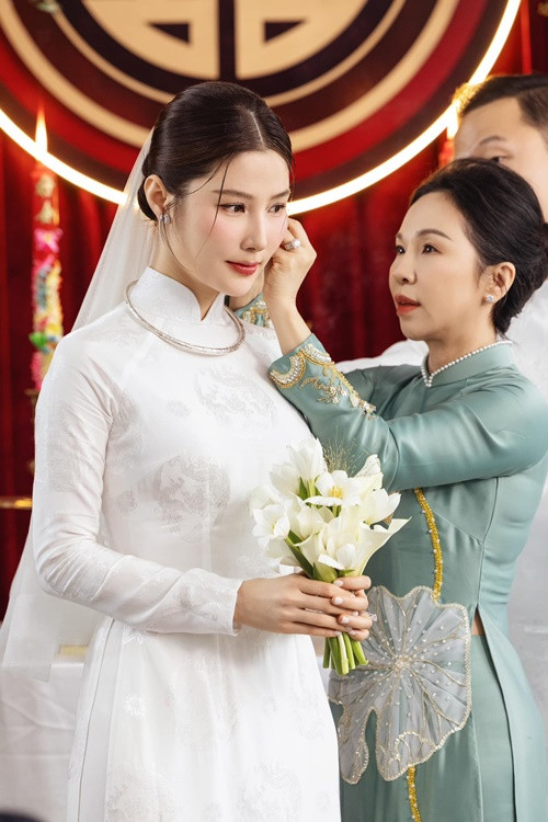 Trong lễ ăn hỏi, Diễm My nhận sính lễ "khủng" từ gia đình chồng. Ảnh: FBNV.