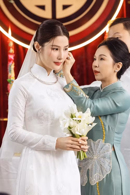 Trong lễ ăn hỏi, Diễm My nhận sính lễ "khủng" từ gia đình chồng. Ảnh: FBNV.