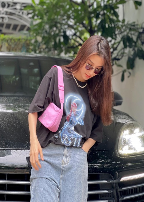 Nữ diễn viên tậu những chiếc xe đắt đỏ. Ảnh: FBNV.