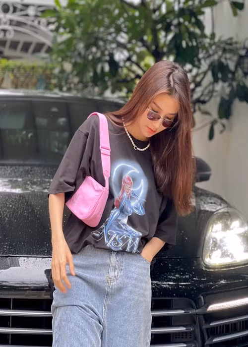 Nữ diễn viên tậu những chiếc xe đắt đỏ. Ảnh: FBNV.