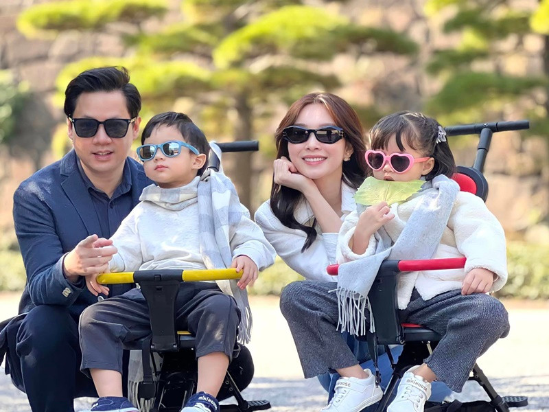 Gia đình của nàng hậu bên nhau trong một chuyến đi Nhật Bản.