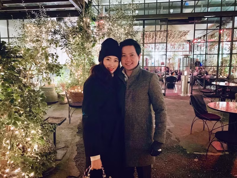 Vợ chồng Thu Thảo "trốn con" đi hẹn hò như ngày mới yêu.